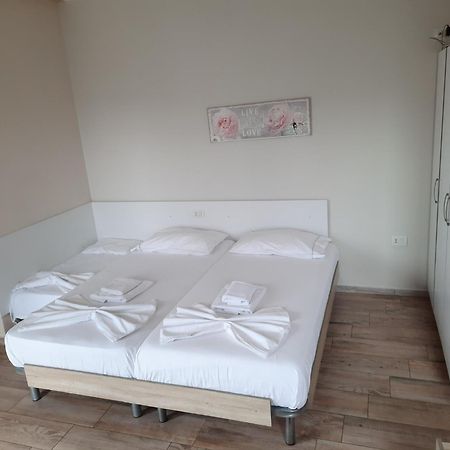 Disy Apartments Vlorë Esterno foto