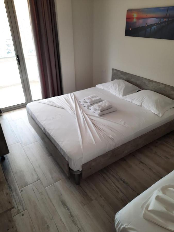 Disy Apartments Vlorë Esterno foto